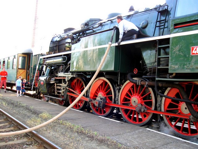 Doplňování vody do parní lokomotivy